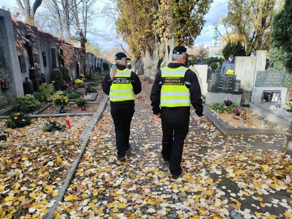 Městská policie zvyšuje kontroly hřbitovů