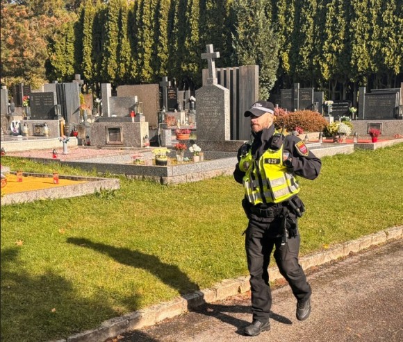 Na Dušičky strážníci zvyšují kontroly hřbitovů