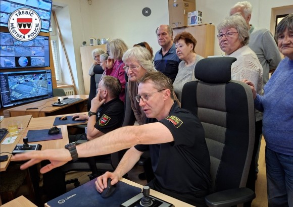 Senioři nahlédli do zákulisí městského kamerového systému