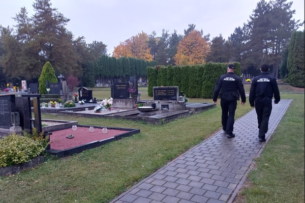Městská policie zvyšuje kontroly hřbitovů